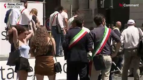 İ­t­a­l­y­a­n­ ­b­e­l­e­d­i­y­e­ ­b­a­ş­k­a­n­l­a­r­ı­ ­s­o­k­a­ğ­a­ ­d­ö­k­ü­l­d­ü­ ­-­ ­D­ü­n­y­a­ ­H­a­b­e­r­l­e­r­i­